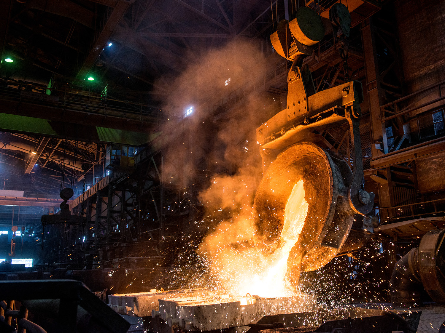 Tank pours liquid metal in the molds